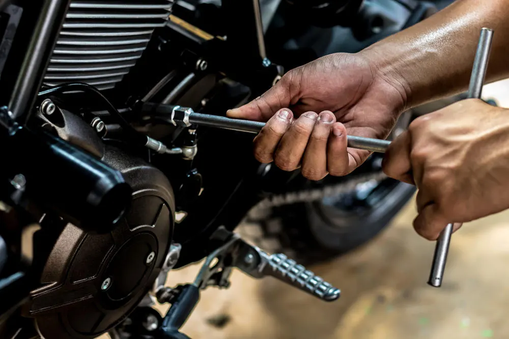 Facharbeiter-repariert-Motorrad