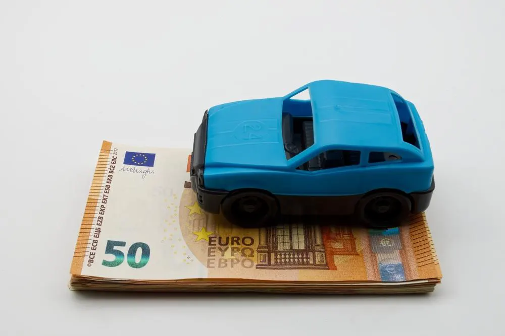 Fahrzeugmodel auf Euroscheine